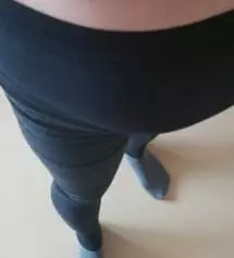 먹색,L구입했구요.저보다통통하셔도 충분히입을수있는 재질로 잘 늘어나요.배부분도 편