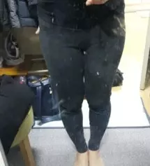 사이즈 고민하다가 m으로 샀는데 짱짱한 감이 있어 몸에 잘 붙기는 하지만 약간은 주름