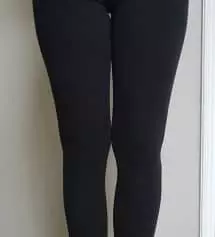 쫀쫀하고 지금입기 좋은듯 합니다. 편하게 입으려고 M구입했는데 잘맞아요. 레깅스사면