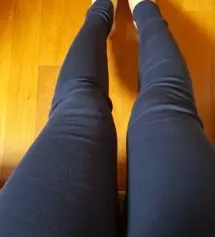 네이비 색상인데..색상도 질도 맘에 들어요~~적당한 두께라 지금 한참 입기 좋을듯하네