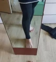 블랙으로 샀는데 생각했던만큼 짱짱하지는 않아요. 그냥 겨울철 까만 스타킹 정도? 그래