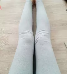 레깅스 배부분이 정말 편하고 허리를 잘 감싸줘요 부드럽고 보통 시중에 파는 레깅스가