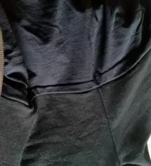 배부분이 좀쪼이네요 입다보면 늘어날듯해요,
