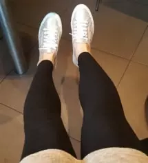 슬슬 바지가 불편해지는 듯해서 샀어요~ 검은색이라 먼지가 붙는 건 어쩔 수 없는 거 같