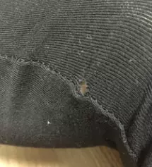 첨 구입해서 첨 입었는데 요렇게 구멍이 퓉~~ 나있네요
