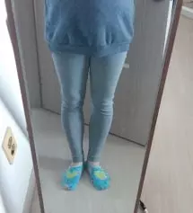 부드럽고 좋아요~ 허리부분이 짱짱하네요~ 차콜이 연한 회색이라 어디에 바쳐입기가 무