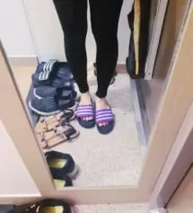 여유롭게 맞네요. 재질은 톡톡한 면에 가깝고 신축성이 좋아요. 가을부터 입고다니기 좋