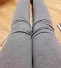 유니클로 레깅스 라지 입어서 라지 샀다가 넘 커서 발목위로 올라가서 미듐사이즈로  다