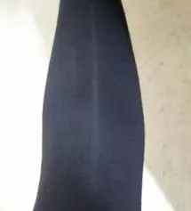 지금입기 두께딱이구요.. 심심하지않게 약하게 광이 도는 재질입니다. 길이는 약간 긴편