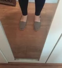 소재가 아주 편할것 같습니다.다리가 날씬한 분들은 한치수 작게 사셔도 될것 같아요~