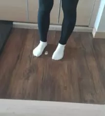 아주 쫀쫀하고 착달라붙어서 너무 맘에드네요 살짝 길지만 줄여입지않아도 될정도예요 