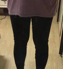 도톰한 재질인데 엄청 잘 늘어나서 입은것 같지가 않네요 
