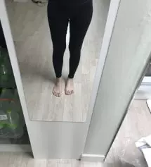 레깅스 편해요!! 검정스타킹이랑 같이 샀는데.. 스타킹보다도 여유있는 거 같아요!
