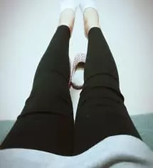 키가 작은편이 아닌데도 길이가 좀 기네요! 입었을때 무릎쪽에 주름이 생겨요 근데 소재