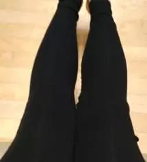 기존에 찰떡스판 다른 색으로 입다가 검정이 필요해서 다시 구매했어요. 요즘 입기 좋고