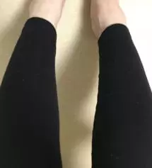 확실히 면레깅스보다 먼지가덜붙어요 왼쪽다리는 면 오른쪽은 찰떡스판인데 같은이불에