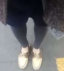 먹색 키작은맘 신었는데 지금 출근길에 입고 나갑니다.
