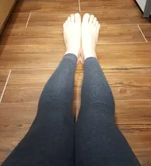 겨울에 입고다니기엔 추울듯 합니다. 저는 집에서 입으려고 산거라 딱이네요^^