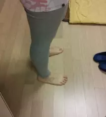 레깅스 여지껏 사본중에 젤 편해요!! 미듐사쥬치고 조금 넉넉히 나온듯하고 너무 쬐지않