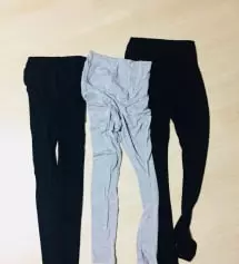 조금 두께감이 있어서 가을부터 입을 수 있을 것 같아요~ 이염 있을 수 있어서 단독세탁