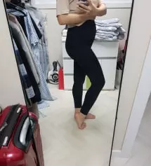 면 레깅스예요 두께감이 어느정도 있어서 아주 추운 겨울 빼고는 잘 입을 수 있을거같아