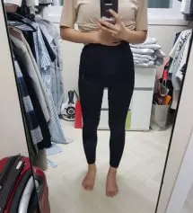 면 레깅스예요 두께감이 어느정도 있어서 아주 추운 겨울 빼고는 잘 입을 수 있을거같아