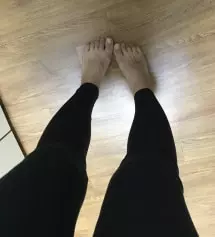 잘 늘어나는 재질이구 두께감이 있어서 쭉 입을 수 있겠어요~ L고민하다 M샀는데 편하게