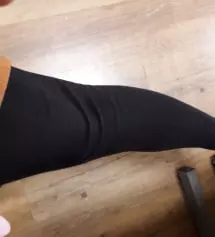 정말 쫀쫀하게 쫙쫙 늘어나는 레깅스 좋습니당~~ 잘 안흘러내려서 좋구 사이즈도 키작맘