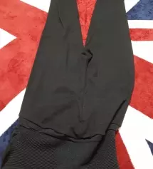 지금 입기엔 좀 얇아요. 늘리면 아주약간 살이 비치는정도? 바느질잘되있고 봄오면 잘입