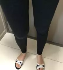 너무 두껍지도 얇지도 않아서 집에서 데일리로 입기 좋아요.
