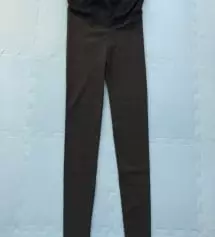 기존에 구매했던 레깅스보다 쫀쫀해요. 기모는 덜 쫀쫀할거 같아서 일반으로 샀는데 차