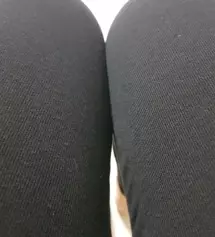 이런 소재 레깅스는 처음 입어봐요. 면소재인데 이렇게 다리에 착 붙는 게 신기하네요.