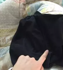 생각보다 불편해요. 하루입으면 무릎나올것같은 재질이예요. 162/48인데 다리는 안불편