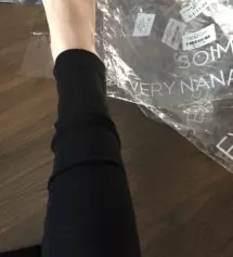 생각보다 불편해요. 하루입으면 무릎나올것같은 재질이예요. 162/48인데 다리는 안불편