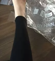 생각보다 불편해요. 하루입으면 무릎나올것같은 재질이예요. 162/48인데 다리는 안불편