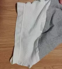 넉넉하고 잘맞아요. 배불편함이 없고 내려가지도 않고 너무 편해요 .밴딩부분도 아주 고