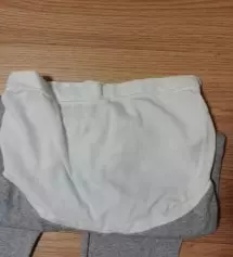 넉넉하고 잘맞아요. 배불편함이 없고 내려가지도 않고 너무 편해요 .밴딩부분도 아주 고