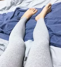 면소재를 선호해서 구매했는데 보드라우면서 탄성이 좋고 다리와 복부는 조이지 않아 매