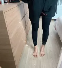 쫀쫀한 재질일줄 알았는데 약간 잘 늘어나는 재질 ? 이고 
