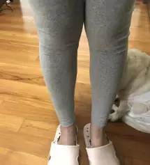 레깅스 입는걸 좋아 하지 않아서 고민고민 하다 구매 했어요. 다리가 짧고 통통해서 ;;