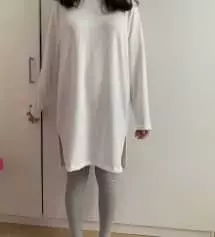 두께감이 아주 적당해요. 색도 튀지않아서 어디든 잘 입을수 있을거 같아요. 핏 되는 느