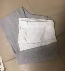 사이즈 잘 맞아요. 두께도 두껍지도 그렇다고  얇지도 않고 간절기에는 딱이에요.