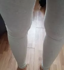 다리가 굵어도 밝은색으로 구매했어요. 
