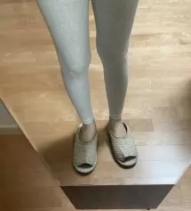 개인적으로 조아하는 쫀쫀한 스타일의 레깅스는 아니지만 
