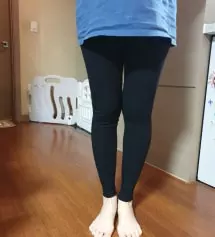 두께 적당하고 어디든 무난하게 잘 어울립니다. 색깔에 따라 재질이 약간 차이가 있는거