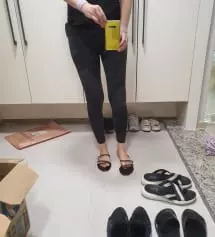 답답한 걸 싫어하는 편인데 레깅스는 흘러내릴까싶어 m사이즈 했어요~ 아주 편치는 않은