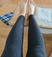 지금 입기 좋은 두께에요.길이도 적당하고 맘에 들어요. 만삭이라 배가 좀 끼지만 적응