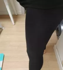 빨아서 한 번 입어봤는데 검정이라 먼지 잘 붙는건 어쩔 수 없고 면이라 늘어나는건 감