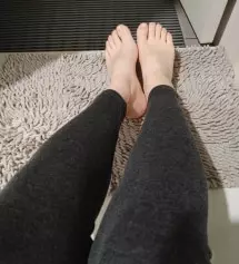 쫀쫀하지만 잘 늘어나는 소재라서 편안하게 입을수 있네요
