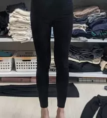 소재가 너무 좋아서 촉감이 정말 부드럽고 편합니다. 레깅스가 딱 발목 길이였으면 해서